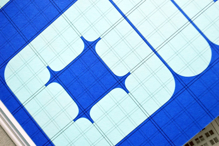 Detail of the letter O of the typeface Architype Catalogue Soft Solid.